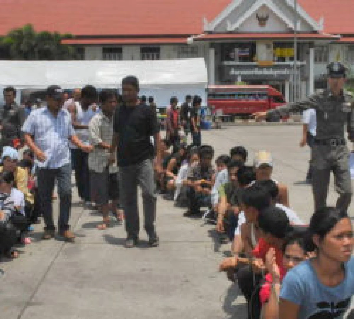 ตำรวจปากน้ำรวบแรงงานต่างด้าวกว่าพันคน