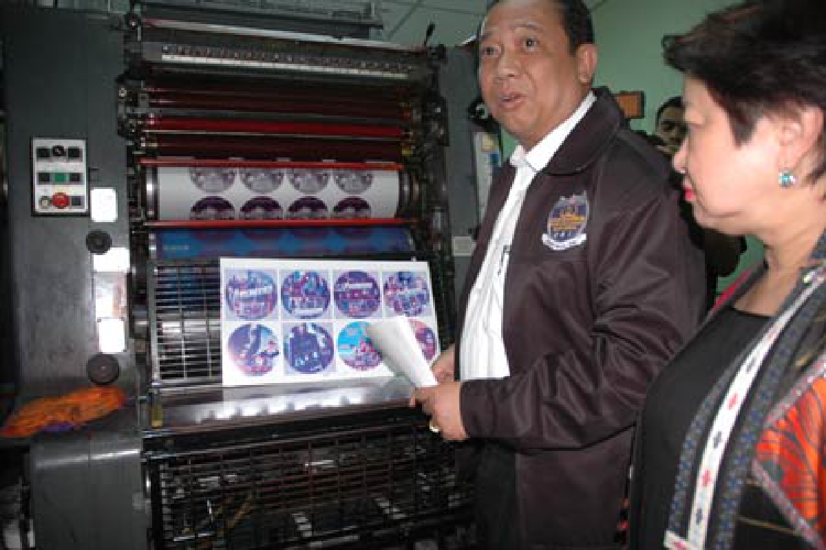 ดีเอสไอ ทลายโรงพิมพ์ปกซีดีเถื่อน ดีเอสไอ ทลายโรงพิมพ์ปกซีดีเถื่อน