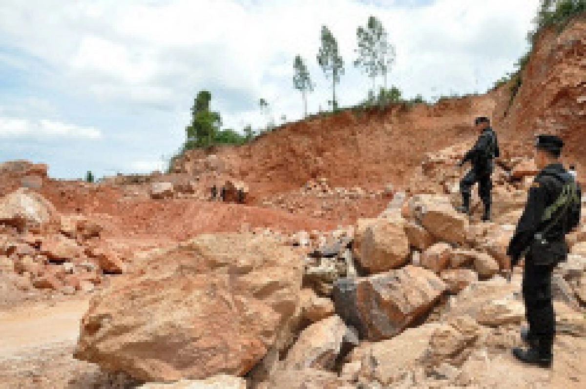 ร้องนายทุนลอบขุดดินภูเขาขาย