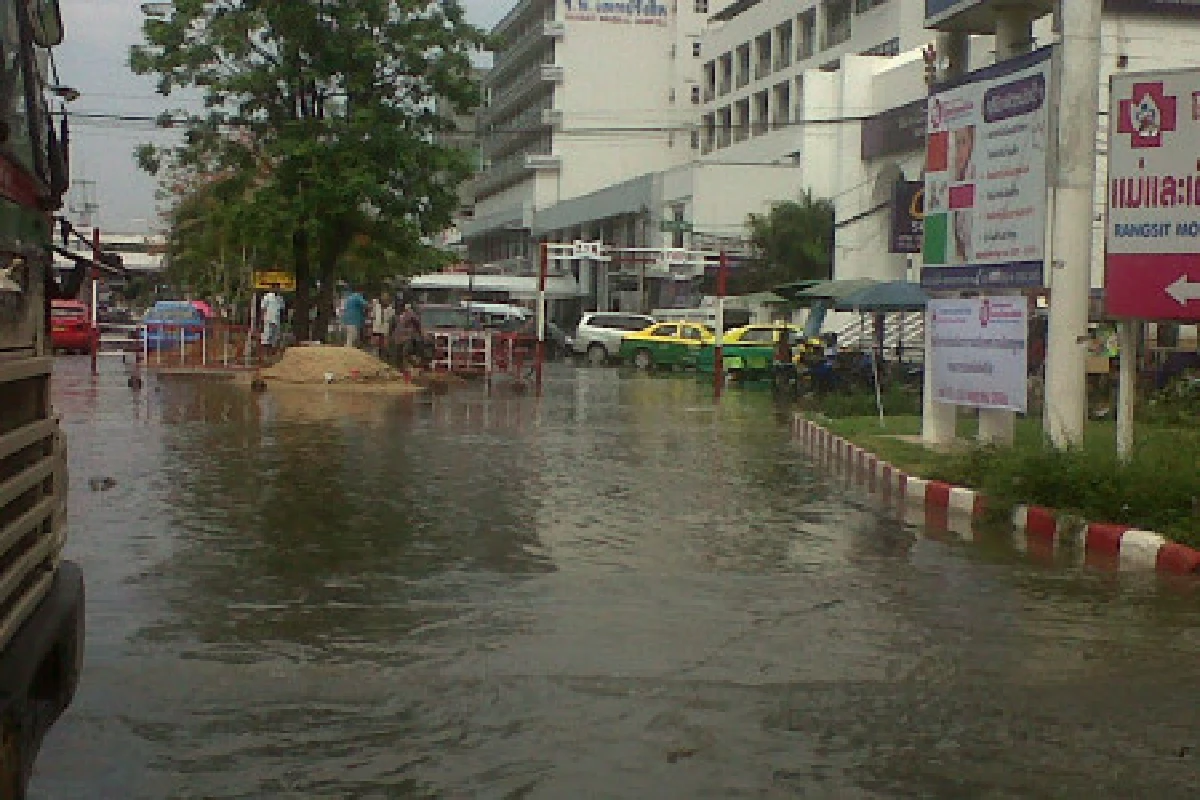 ฝนถล่มกรุงน้ำท่วมถนนรถติดหนัก