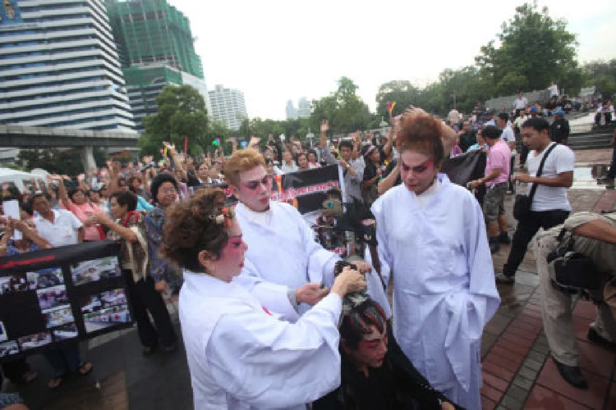 เสื้อหลากสีจัดรำลึก2ปีเหตุม็อบหน้ารพ.จุฬา