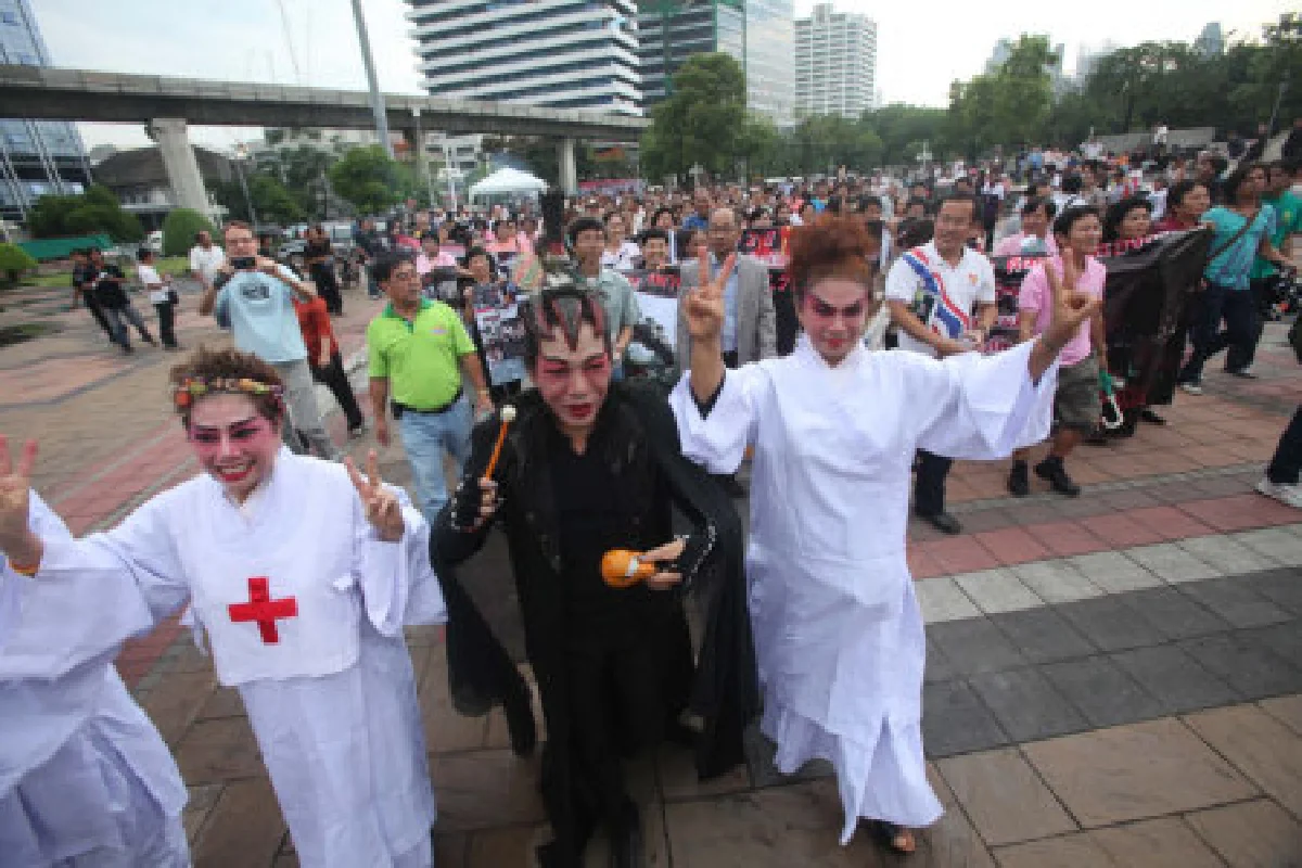 เสื้อหลากสีจัดรำลึก2ปีเหตุม็อบหน้ารพ.จุฬา