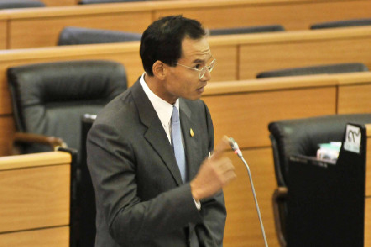 กรณ์ซัดรัฐซุกหนี้สาธารณะแตะล้านล้าน กรณ์ซัดรัฐซุกหนี้สาธารณะแตะล้านล้าน