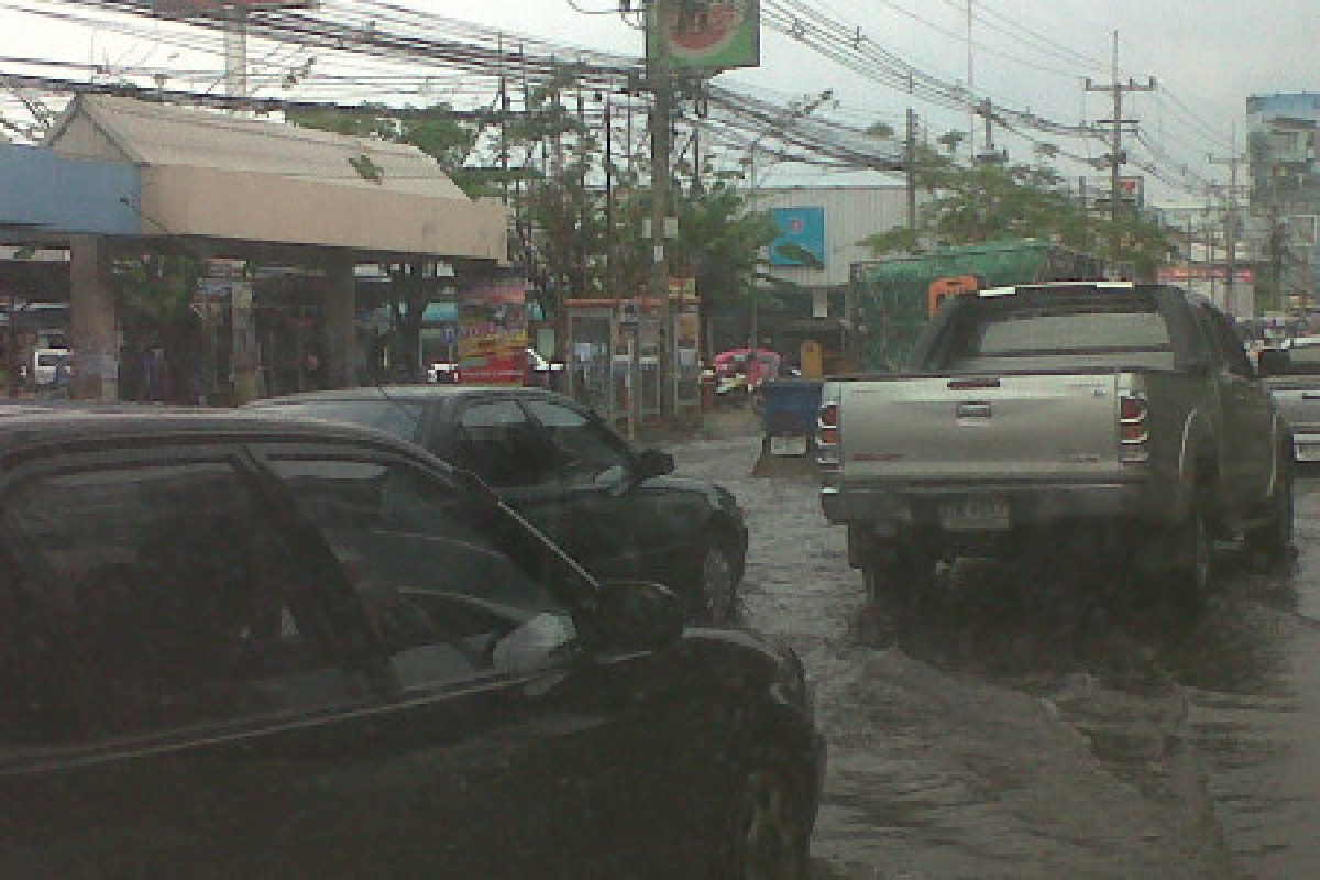 ฝนถล่มกรุงน้ำท่วมถนนรถติดหนัก ฝนถล่มกรุงน้ำท่วมถนนรถติดหนัก