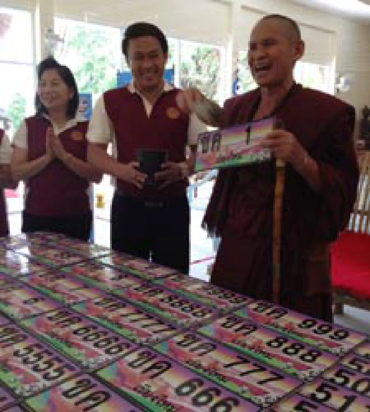 ปลุกเสกป้ายทะเบียนรถก่อนนำออกประมูล
