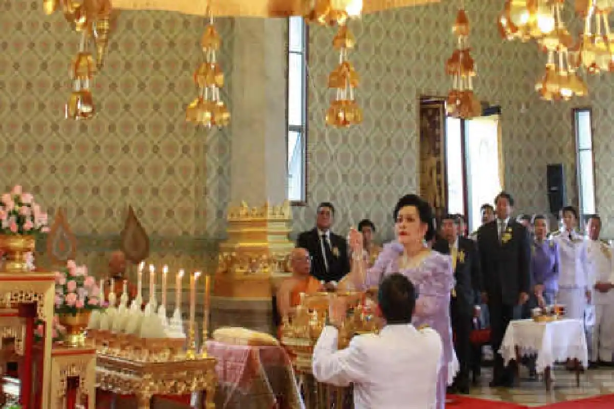 ราชินีเสด็จฯในพิธียกฉัตรประดิษฐานเหนือหลวงพ่อทองคำ