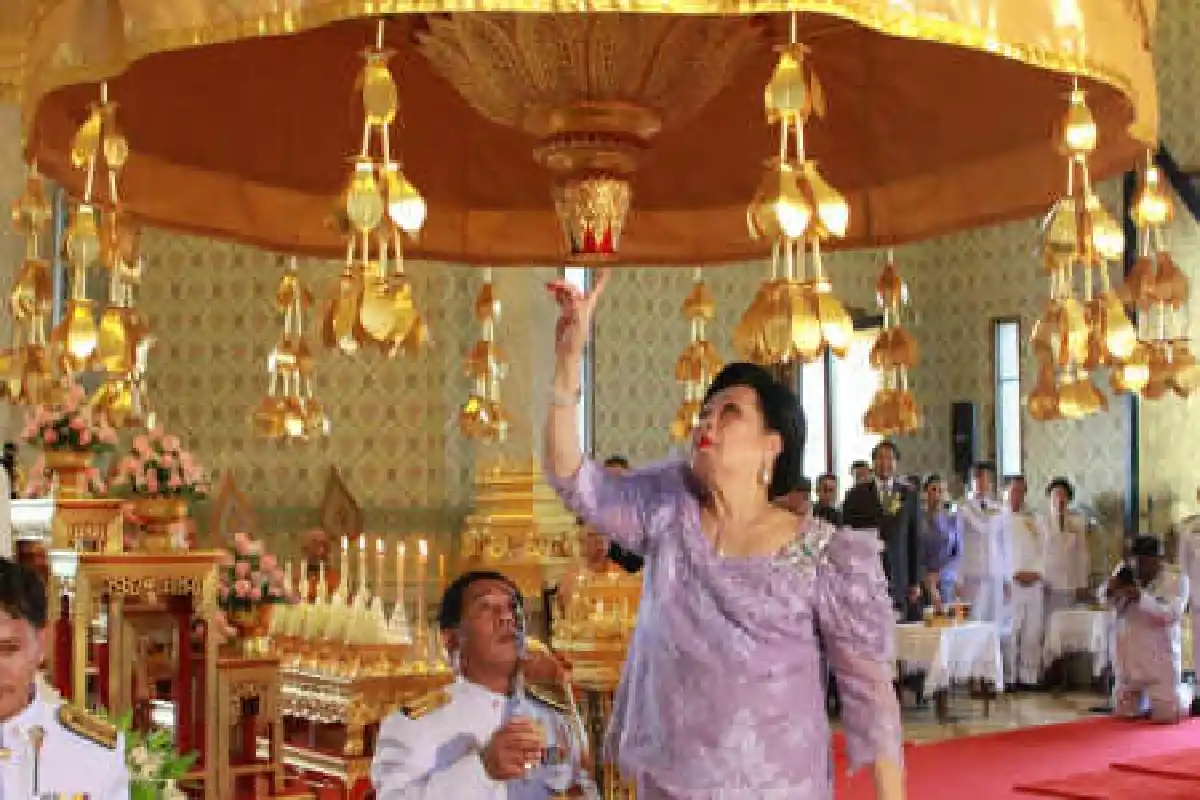 ราชินีเสด็จฯในพิธียกฉัตรประดิษฐานเหนือหลวงพ่อทองคำ