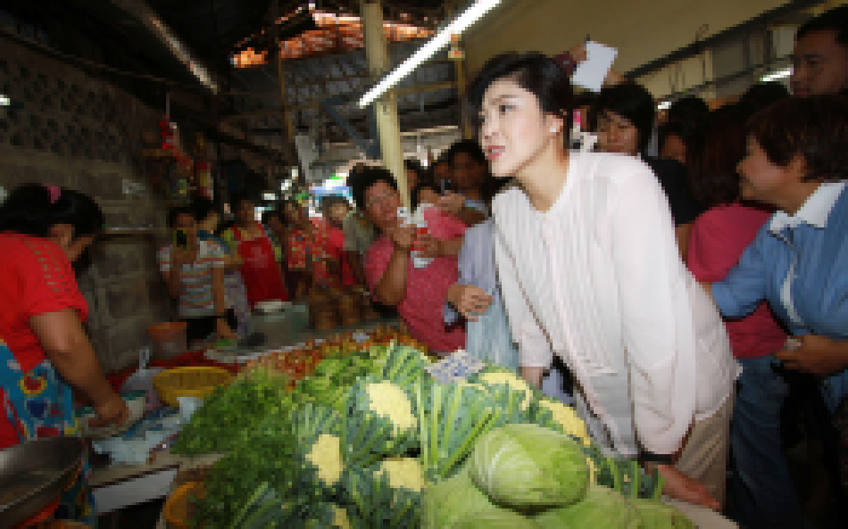 ยิ่งลักษณ์ลงพื้นที่ตรวจตลาดนครปฐม