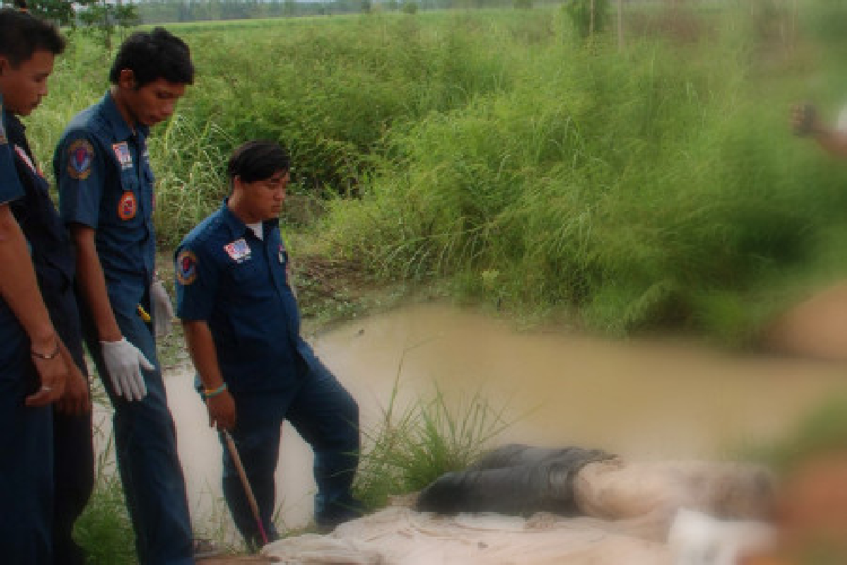 พบศพชายนิรนามถูกฆ่ายัดท่อ พบศพชายนิรนามถูกฆ่ายัดท่อ