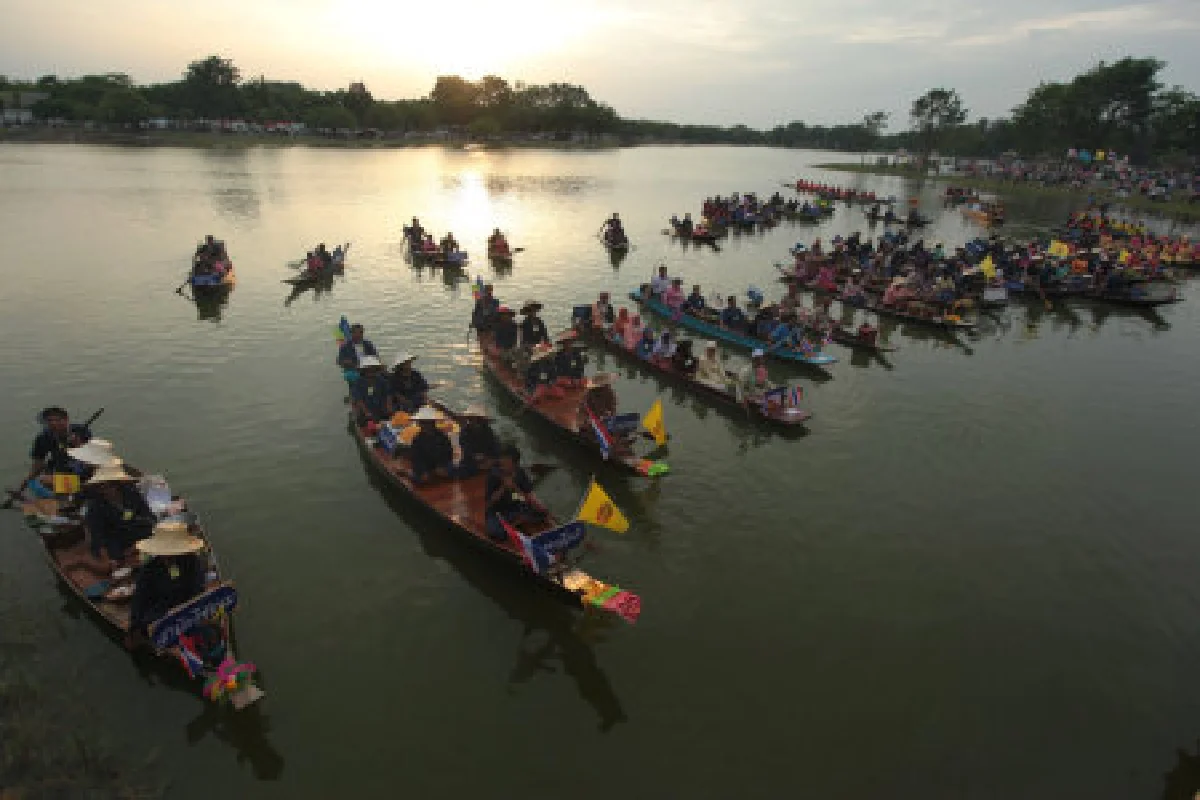 ในหลวงเสด็จถึงทุ่งมะขามหย่อง