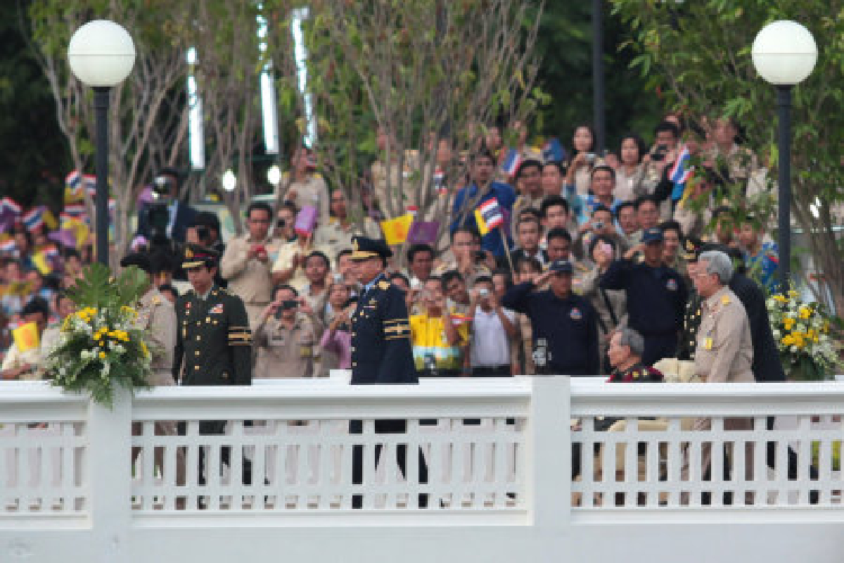 ในหลวงเสด็จถึงทุ่งมะขามหย่อง ในหลวงเสด็จถึงทุ่งมะขามหย่อง