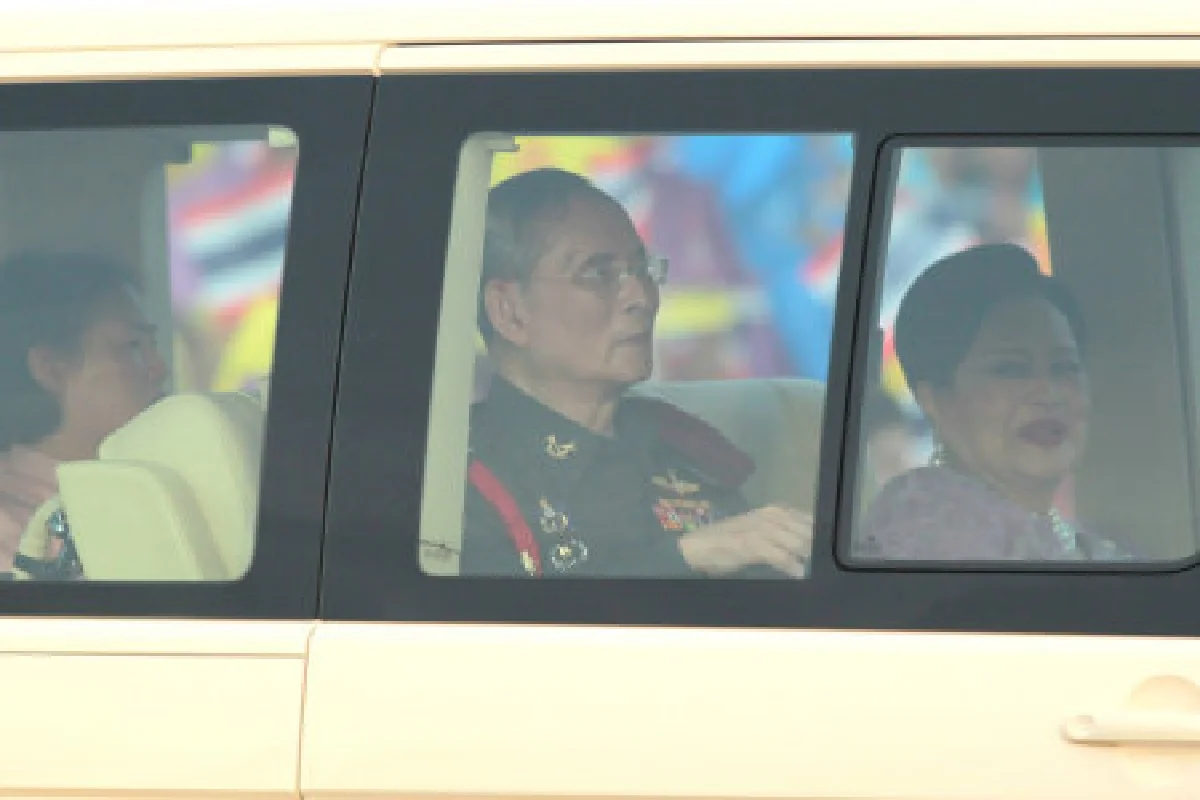 ในหลวงเสด็จถึงทุ่งมะขามหย่อง