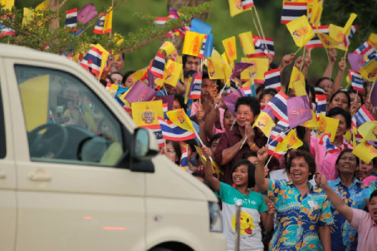 ในหลวงเสด็จถึงทุ่งมะขามหย่อง