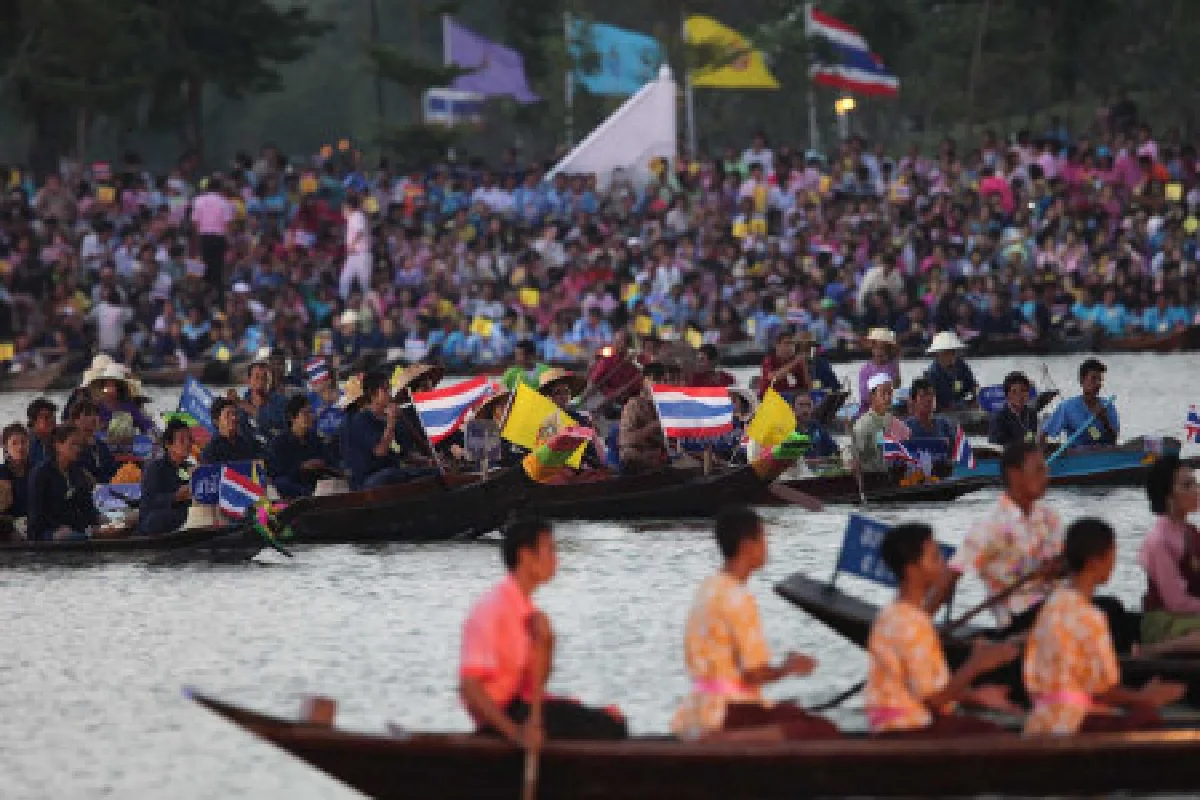 ในหลวงเสด็จถึงทุ่งมะขามหย่อง