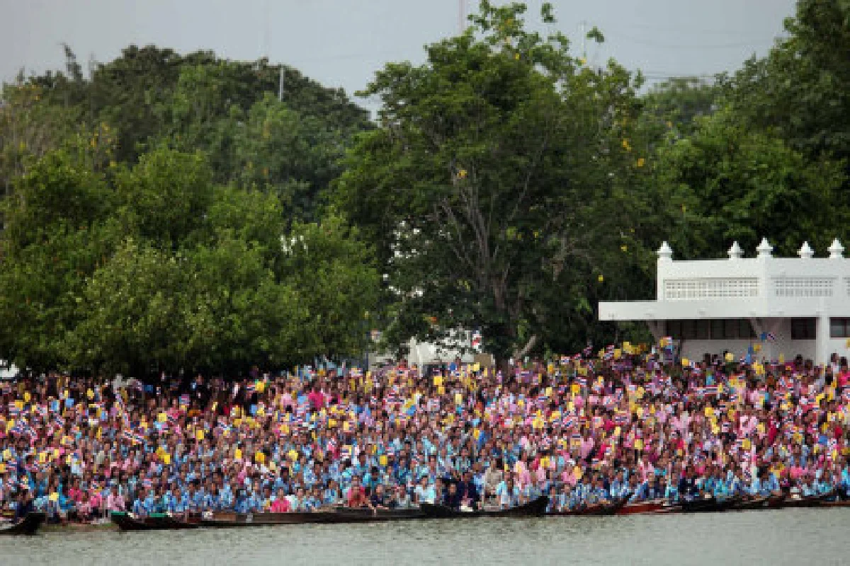 ในหลวงเสด็จถึงทุ่งมะขามหย่อง