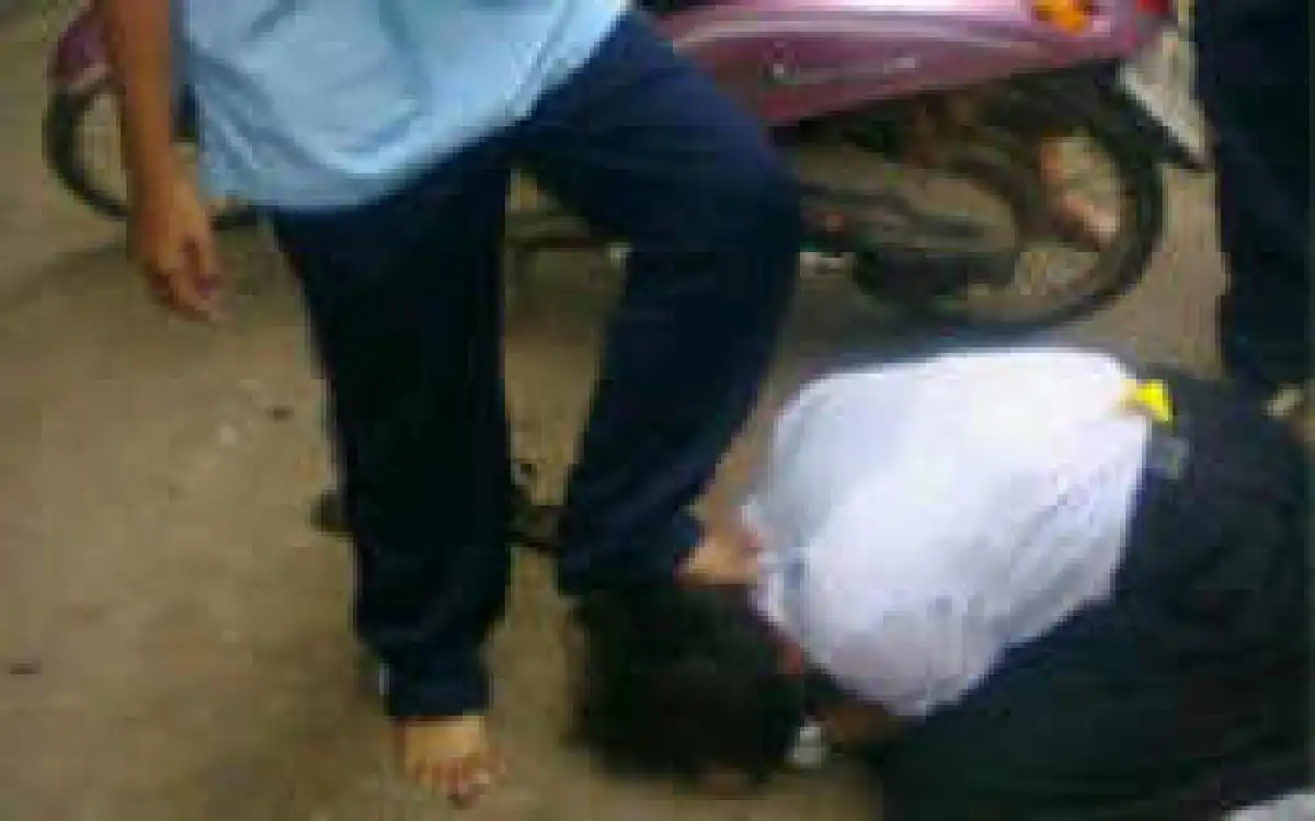 ว่อน! ภาพนร.เหยียบหัวเพื่อน