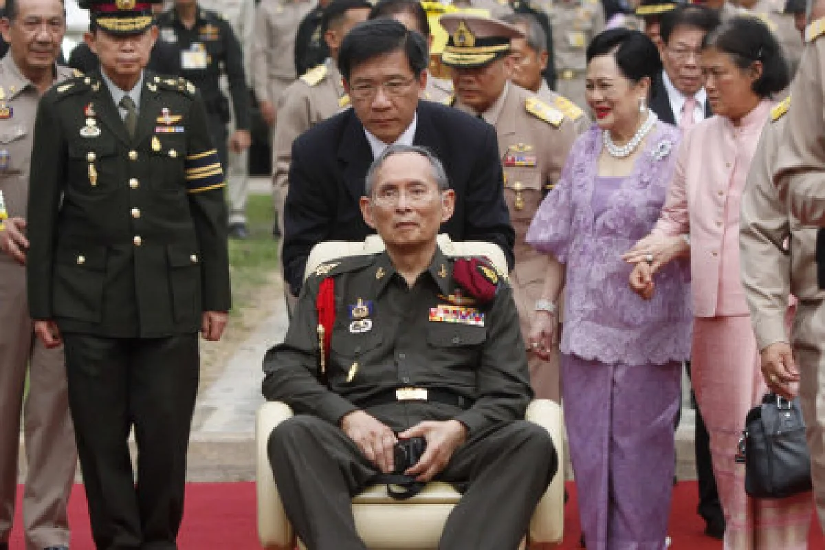 ในหลวงเสด็จถึงทุ่งมะขามหย่อง