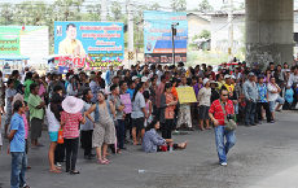 ชาวปทุมปิดถนนทวงเงินเยียวยาน้ำท่วม ชาวปทุมปิดถนนทวงเงินเยียวยาน้ำท่วม