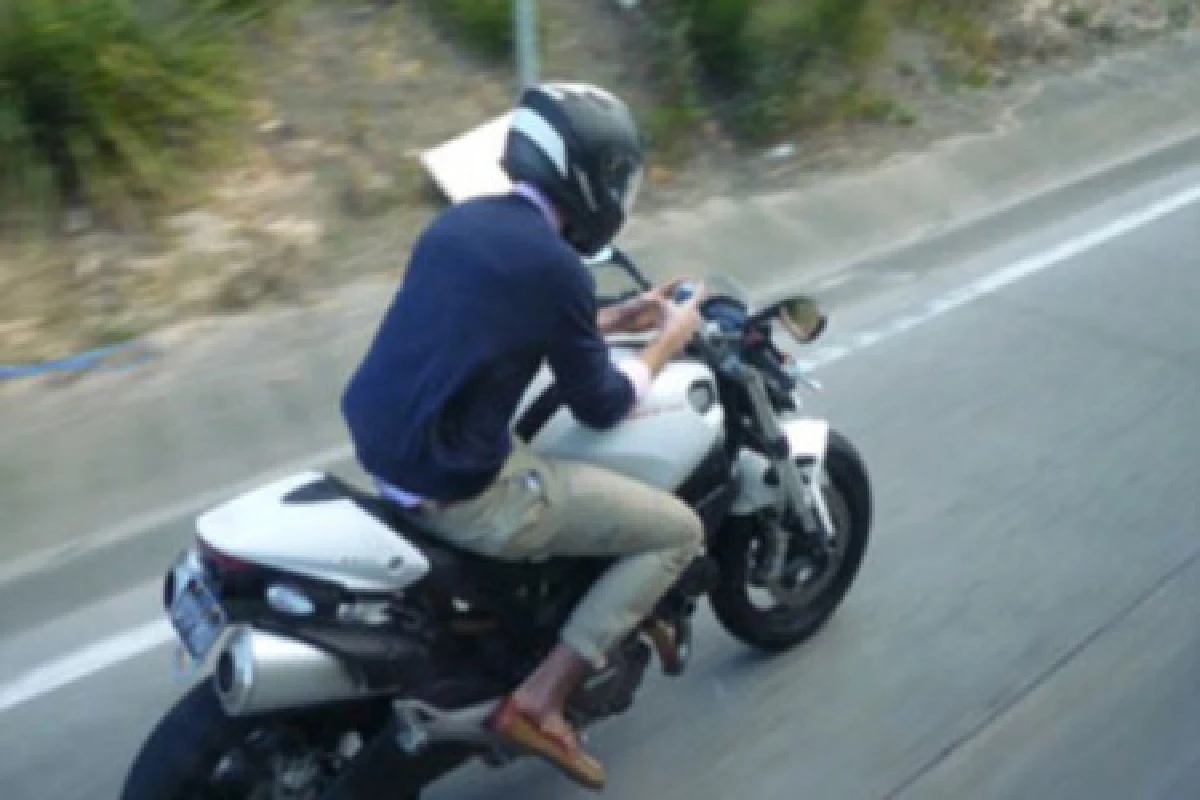สุดอันตราย!หนุ่มแชทขณะขี่มอเตอร์ไซค์