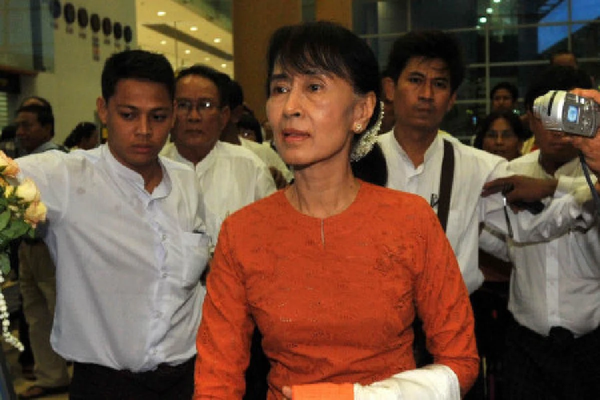 ซูจีถึงไทยแล้ว-เยี่ยมแรงงานพม่า30พ.ค.