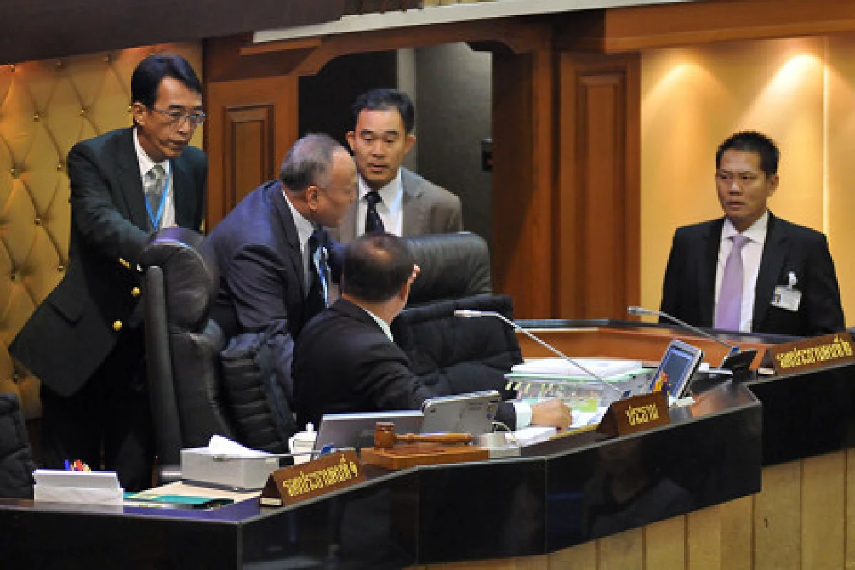 สภาเดือดฝ่ายค้านบุกบัลลังก์ประธาน