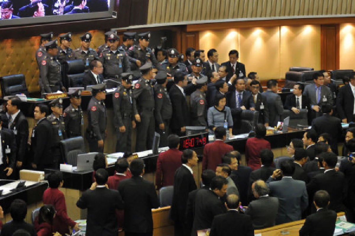 สภาเดือดฝ่ายค้านบุกบัลลังก์ประธาน