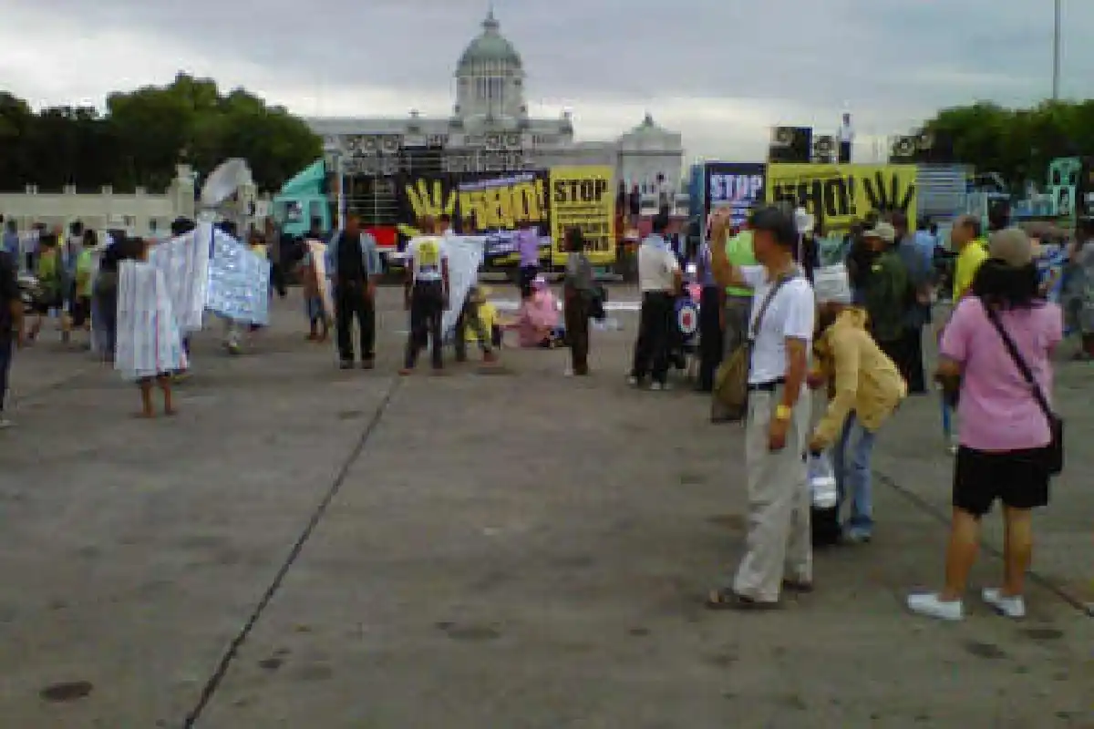 พธม.ตั้งเวทีลานพระรูปฯ
