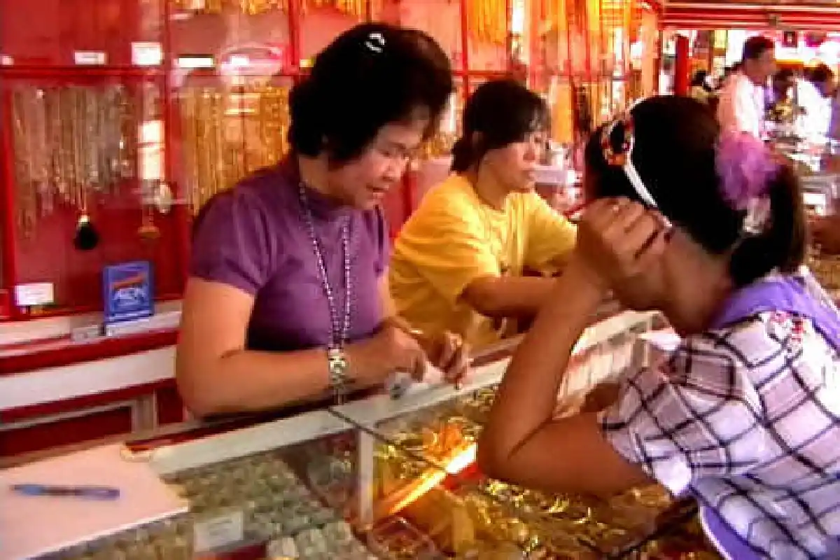 ร้านทองตรังซบเซาหลังราคาวูบ