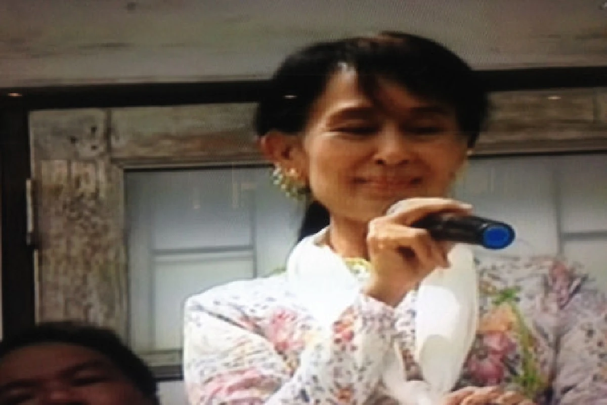 ซูจีขอให้ชาวพม่าอดทน