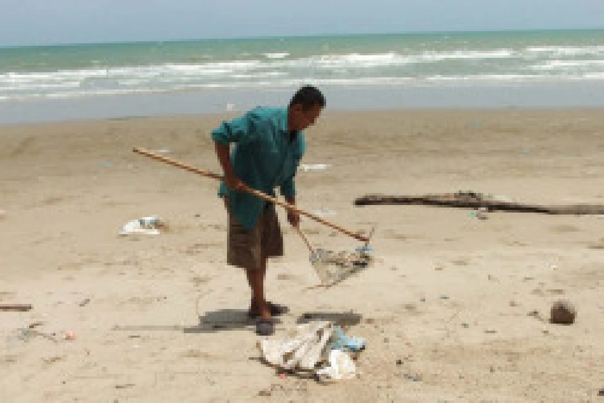 ขยะเกลื่อนหาดสวนสน-แม่รำพึง