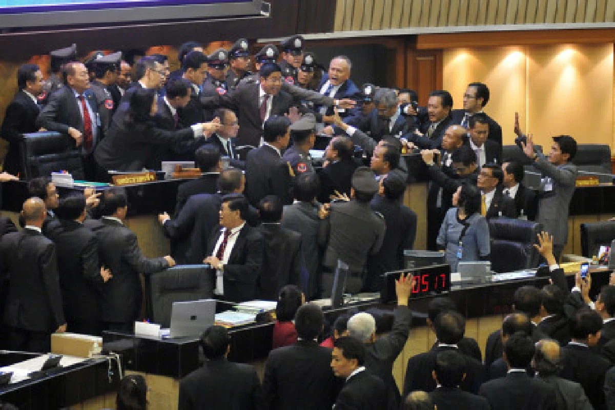 สภาเดือดฝ่ายค้านบุกบัลลังก์ประธาน