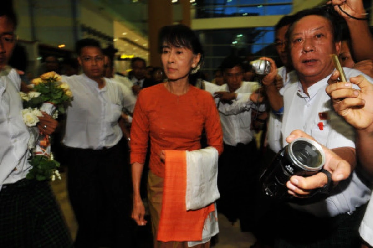 ซูจีถึงไทยแล้ว-เยี่ยมแรงงานพม่า30พ.ค.
