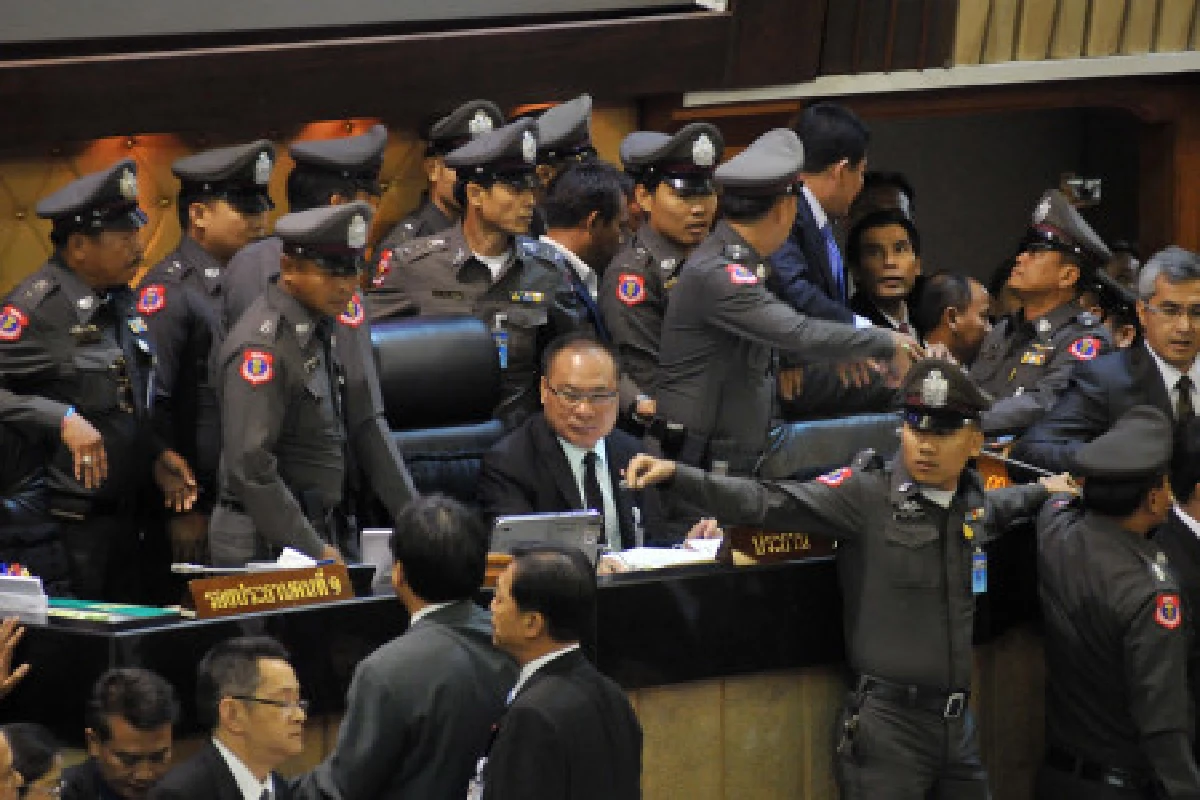 สภาเดือดฝ่ายค้านบุกบัลลังก์ประธาน