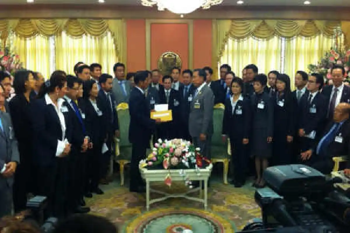 ปชป.ยื่นถอดถอนประธานสภา