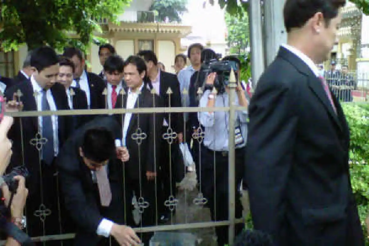รอบสภาฯตึงเครียดประตูหลักถูกบล็อกทุกด้าน
