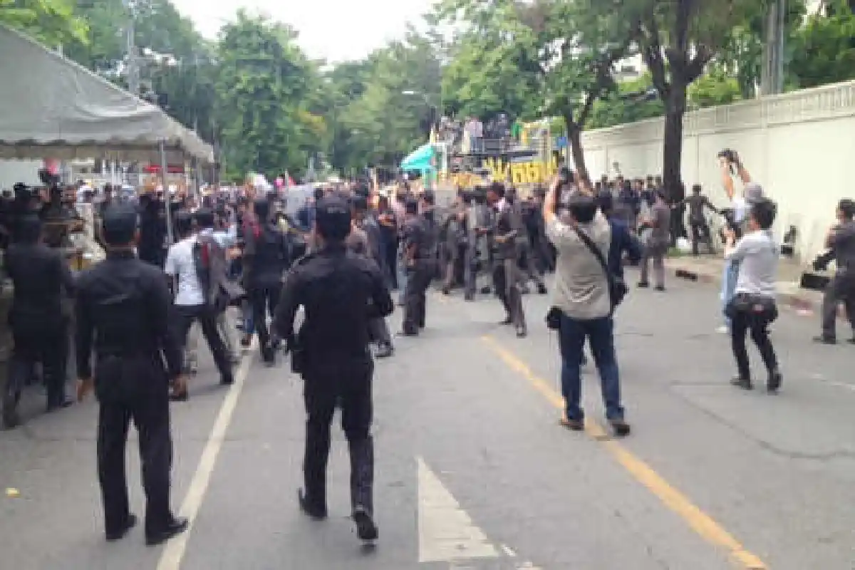 พธม.บุกยึดถนนพิชัยรอรับสส.