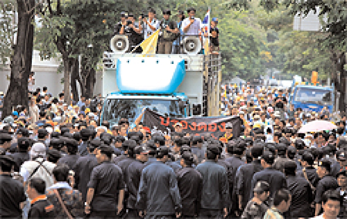 ระอุเหลือง-แดงคืนชีพ ระส่ำ...ศาลดึงรธน.