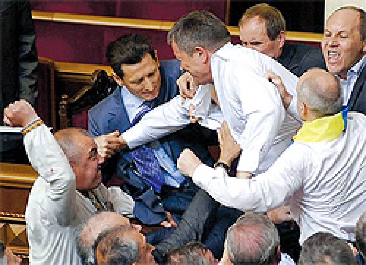 โลกอลวน สภาอลเวง เมื่อเวทีมวยย้ายมาอยู่ในสภา