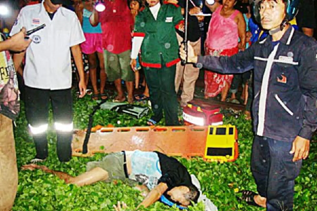 คนขับรถเมล์ซวยโดนรถไฟเฉี่ยวสาหัส
