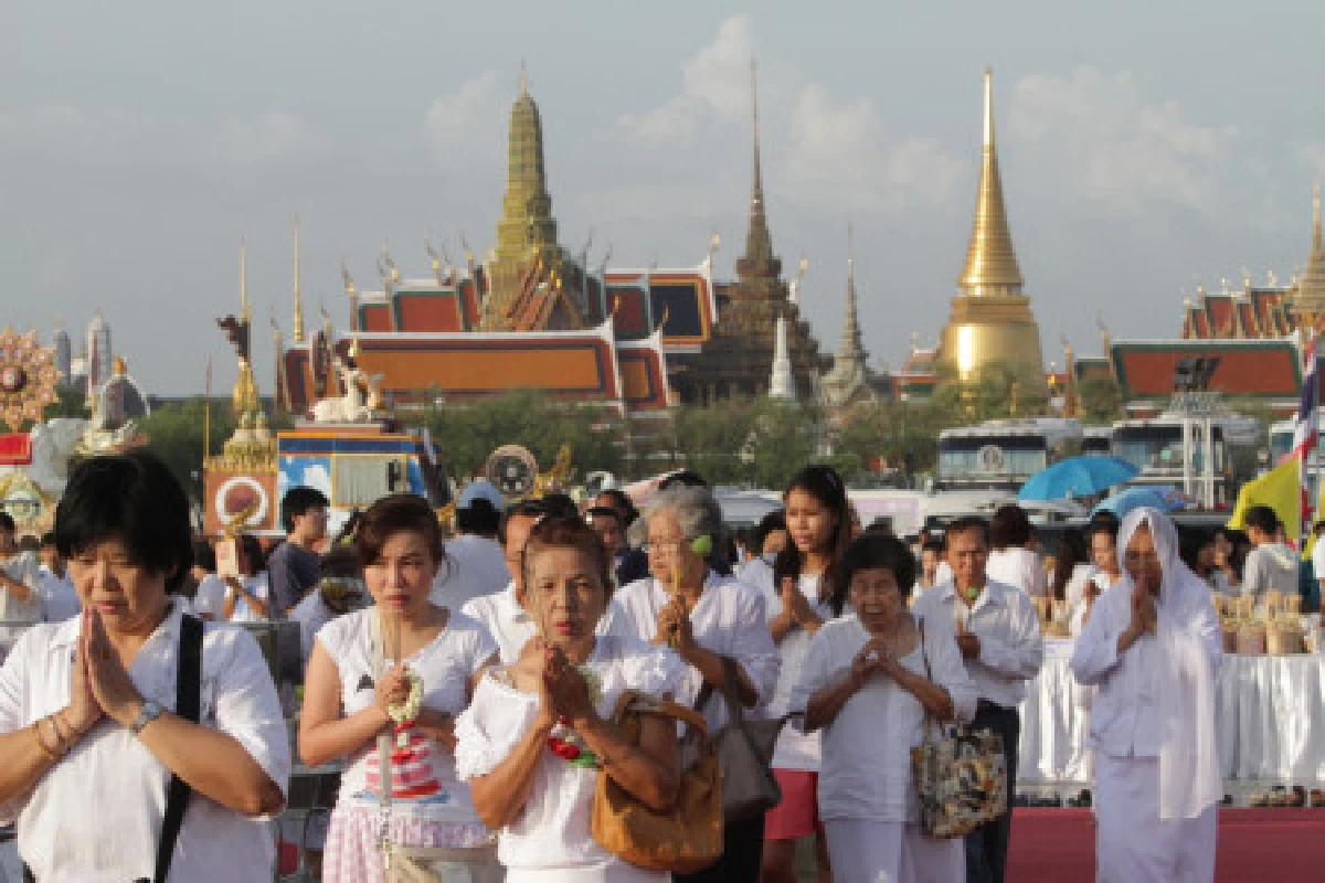 พระราชินีเสด็จงานวิสาขบูชาสนามหลวงเย็นนี้