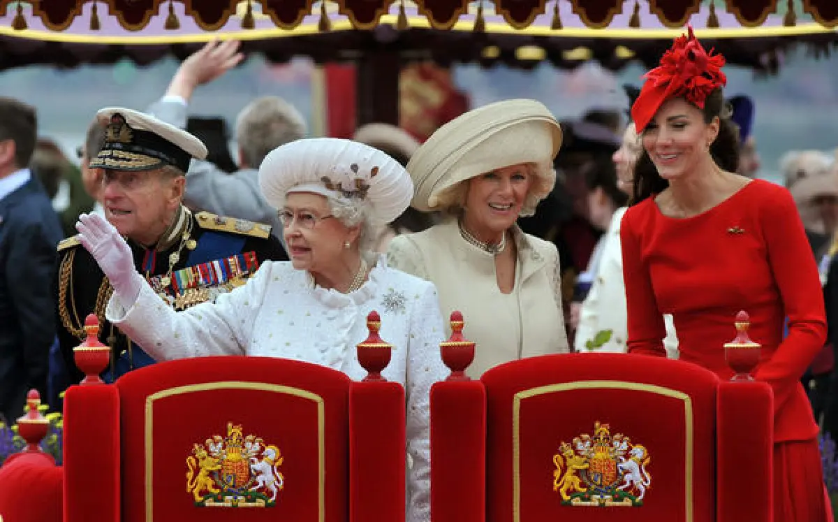 1,000-boat Diamond Jubilee river pageant