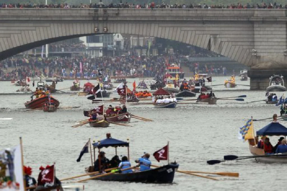 1,000-boat Diamond Jubilee river pageant