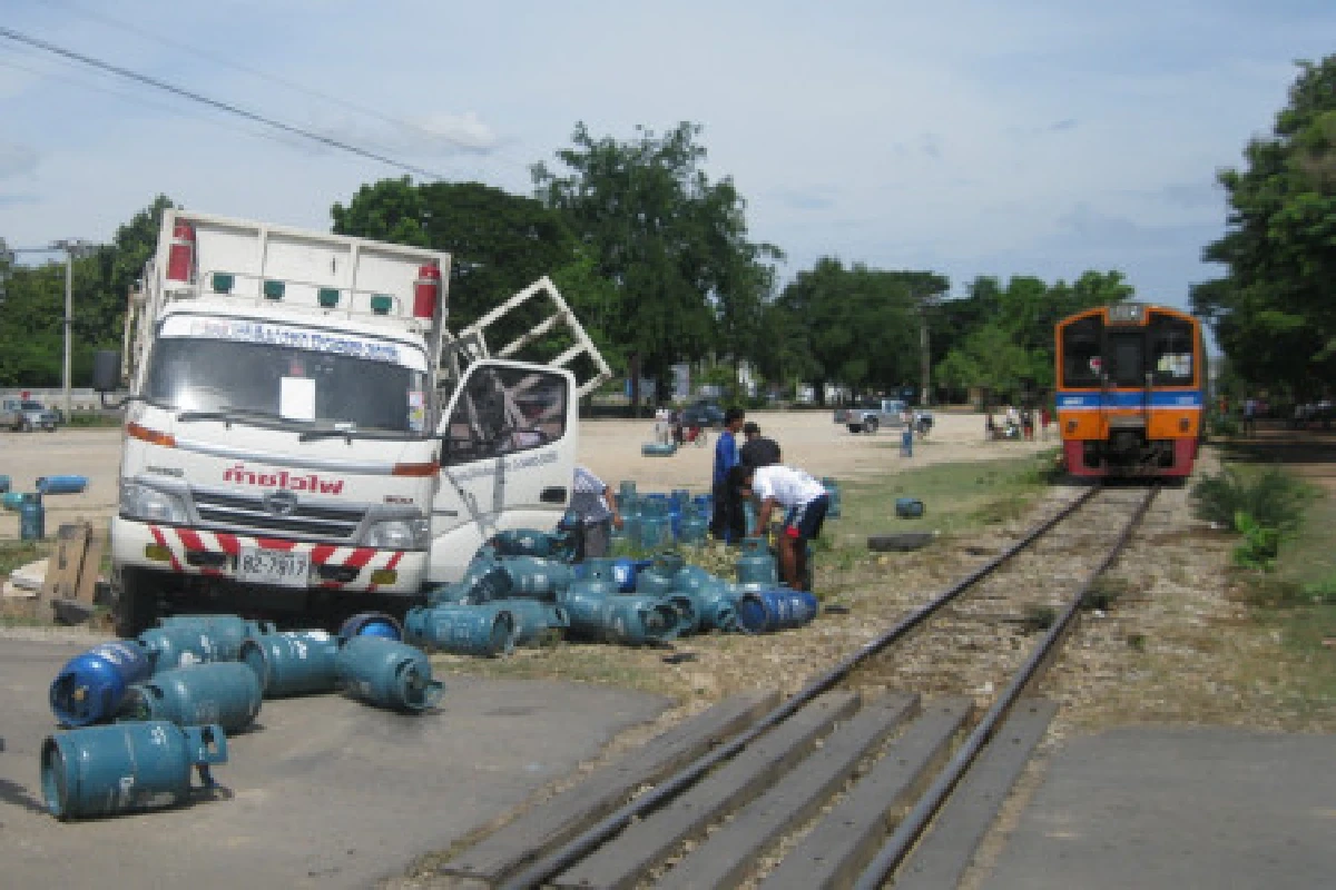 ระทึก!รถไฟเมืองกาญจน์ชนรถบรรทุกแก๊ส