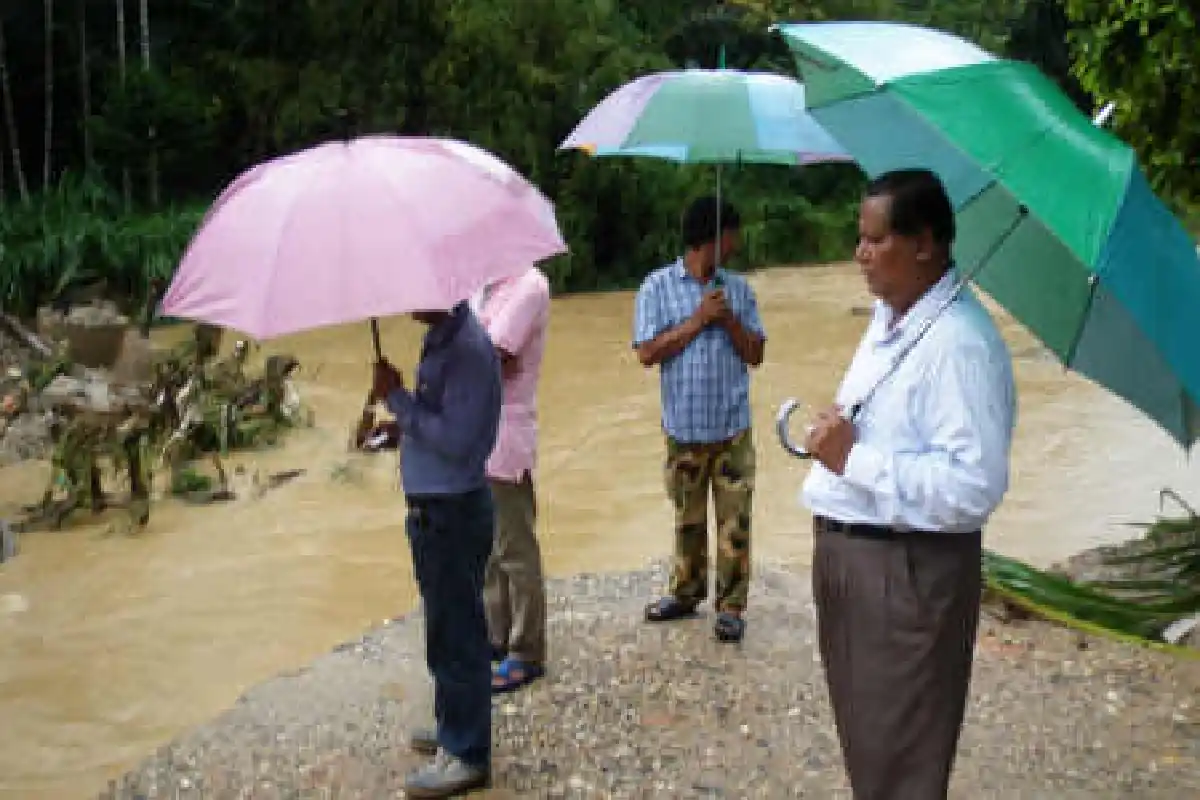 คนระนองติดเกาะหลังฝนถล่มสะพานขาด