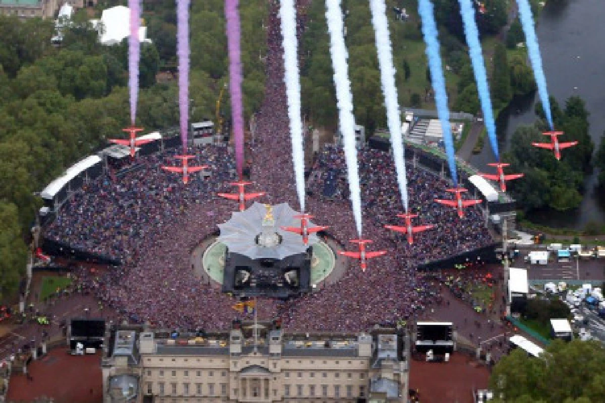 รวมภาพพิธีเฉลิมฉลอง '60ปี ควีนอลิซาเบธ'