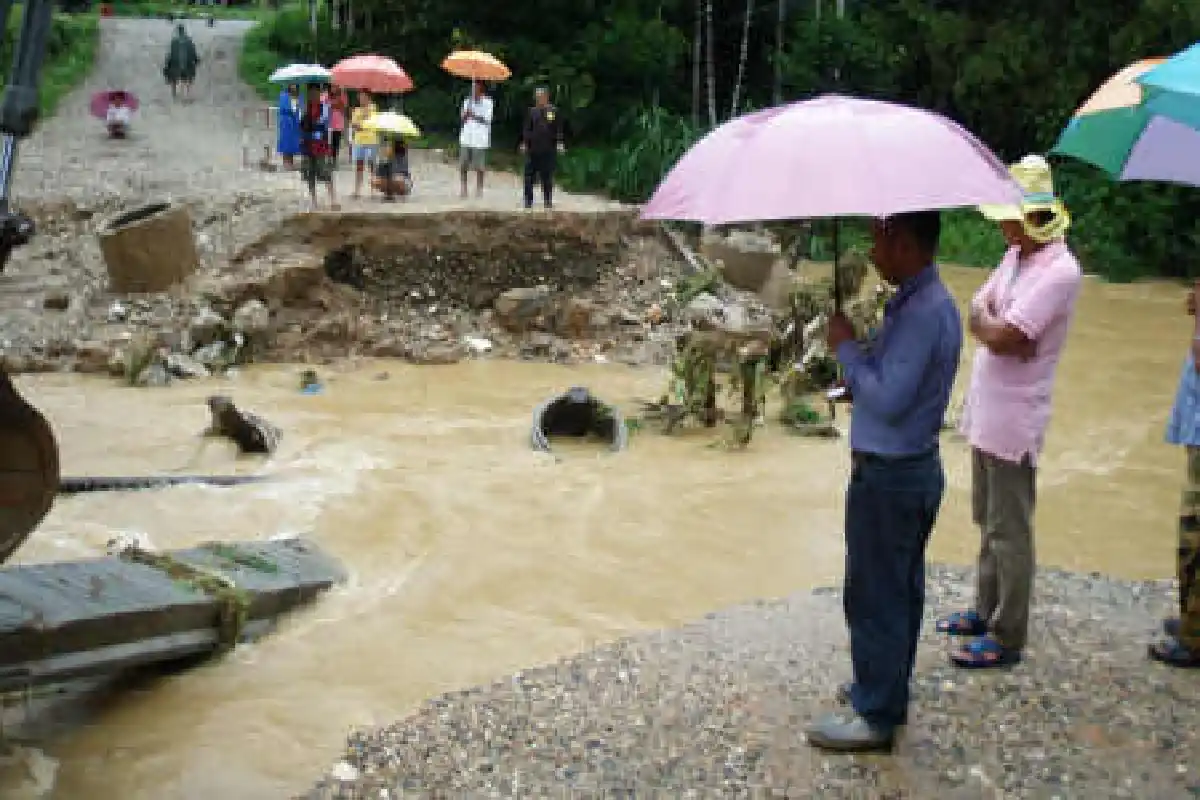 คนระนองติดเกาะหลังฝนถล่มสะพานขาด