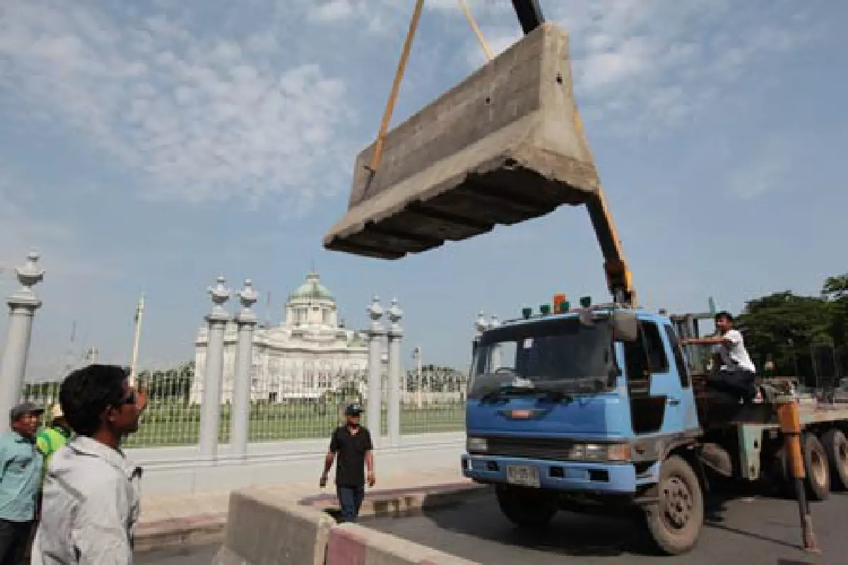 นปช.คึกคัก!ตั้งโต๊ะล่าชื่อถอดตุลาการรธน.