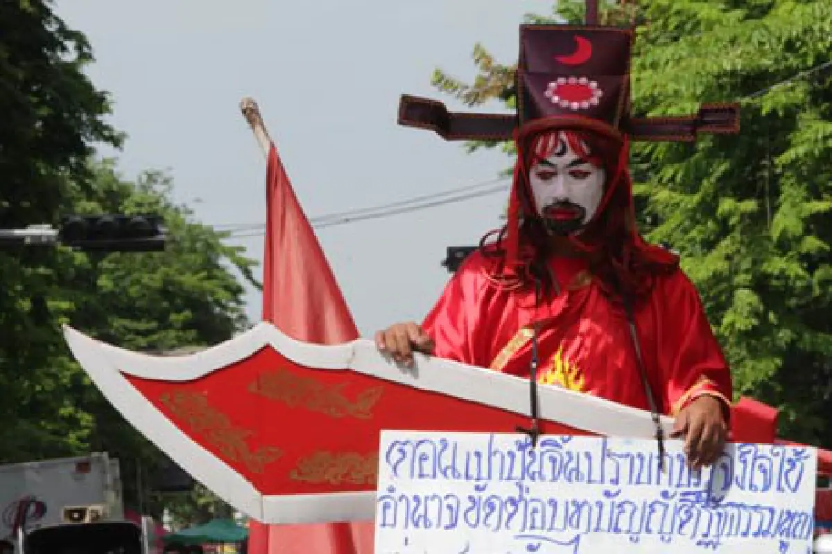 นปช.คึกคัก!ตั้งโต๊ะล่าชื่อถอดตุลาการรธน.