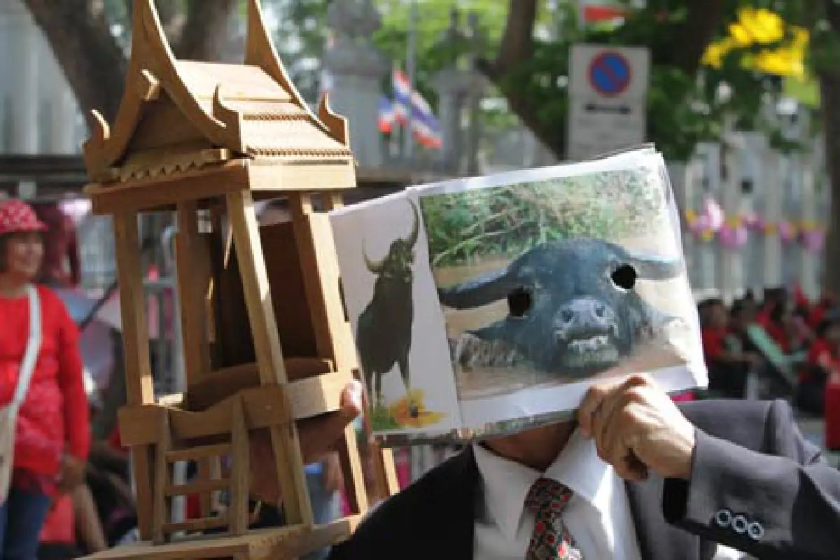 นปช.คึกคัก!ตั้งโต๊ะล่าชื่อถอดตุลาการรธน.