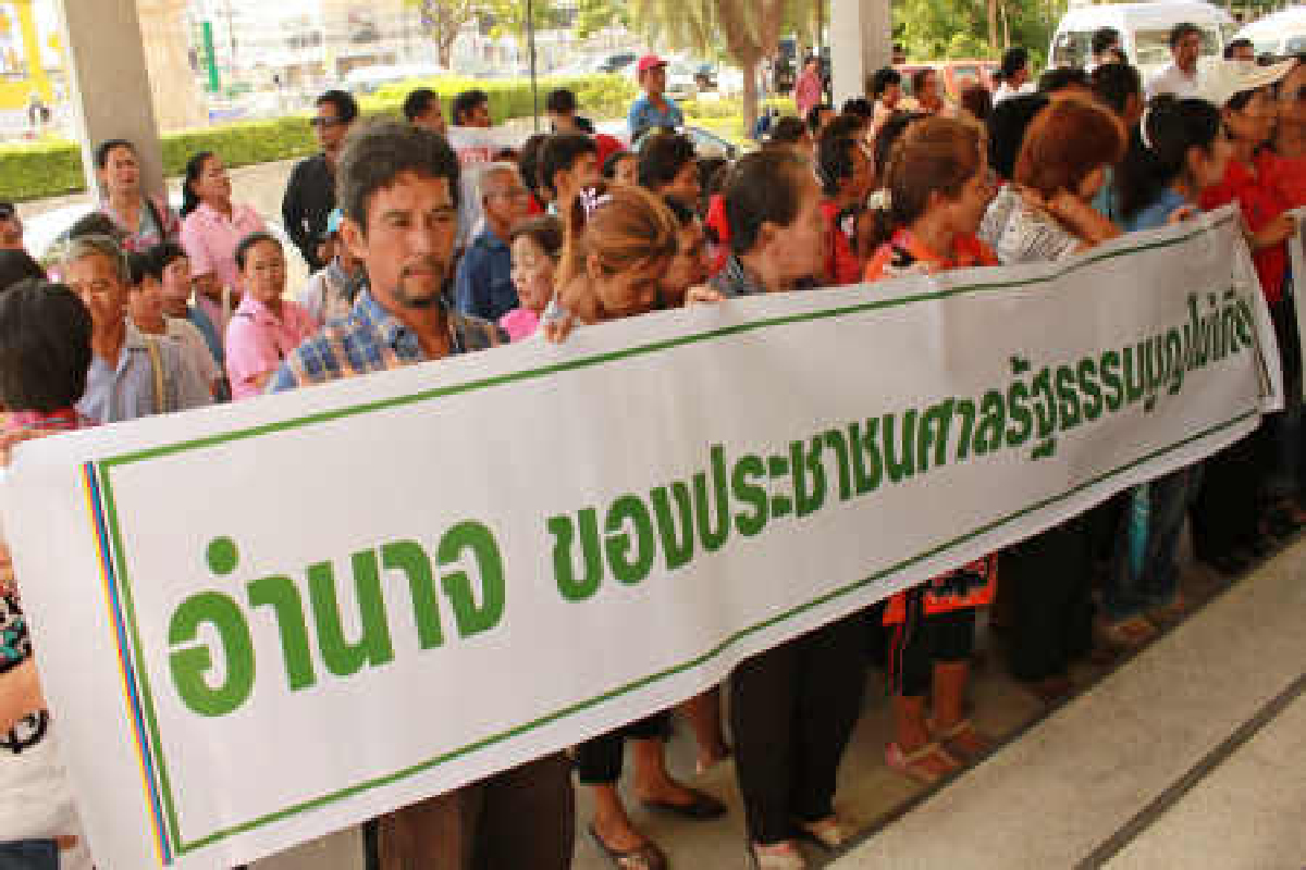 แดงปทุมฯยื่นถอดถอนตุลาการศาลรธน. แดงปทุมฯยื่นถอดถอนตุลาการศาลรธน.
